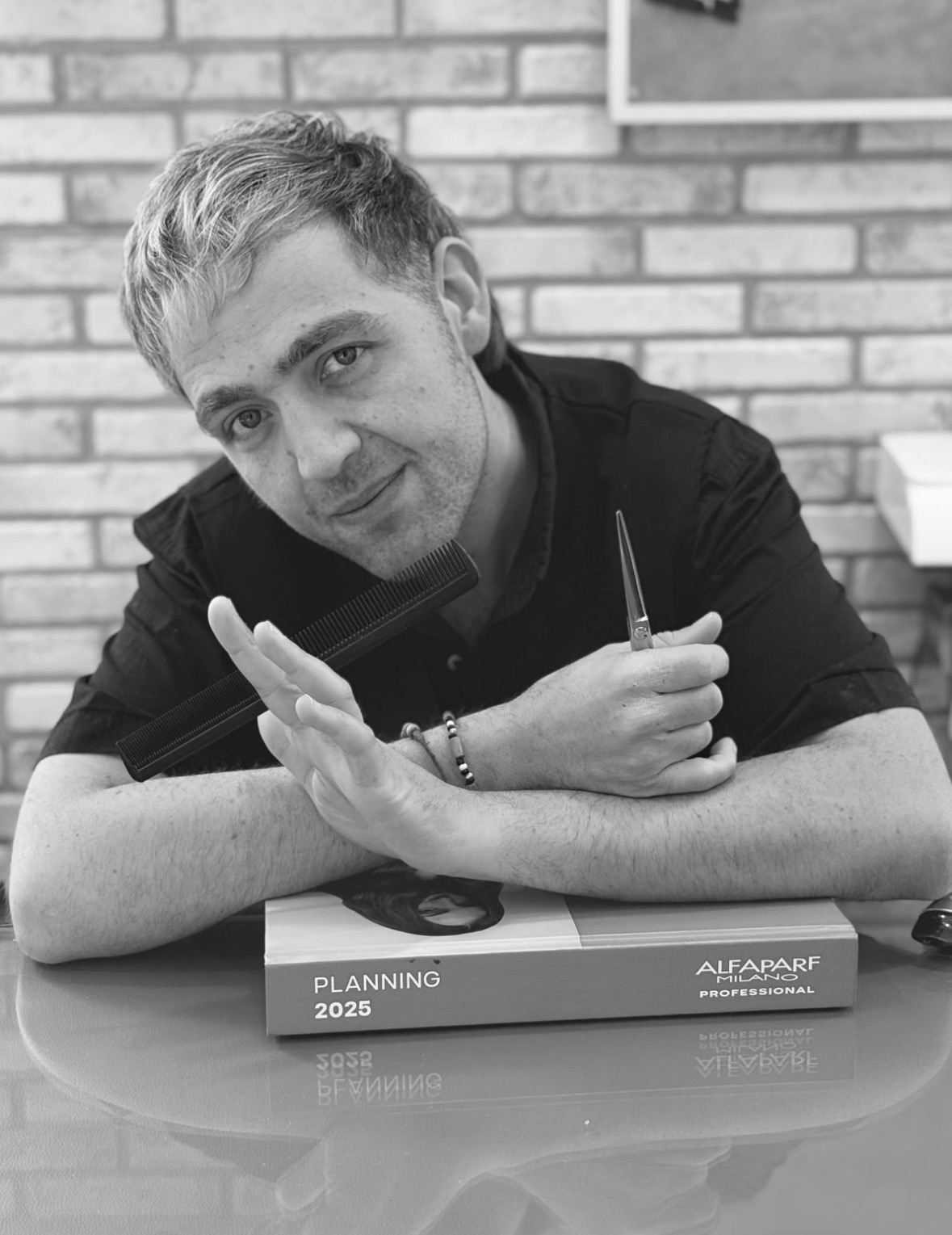 Antonio di Marino Parrucchieri con pettine e forbici in salone