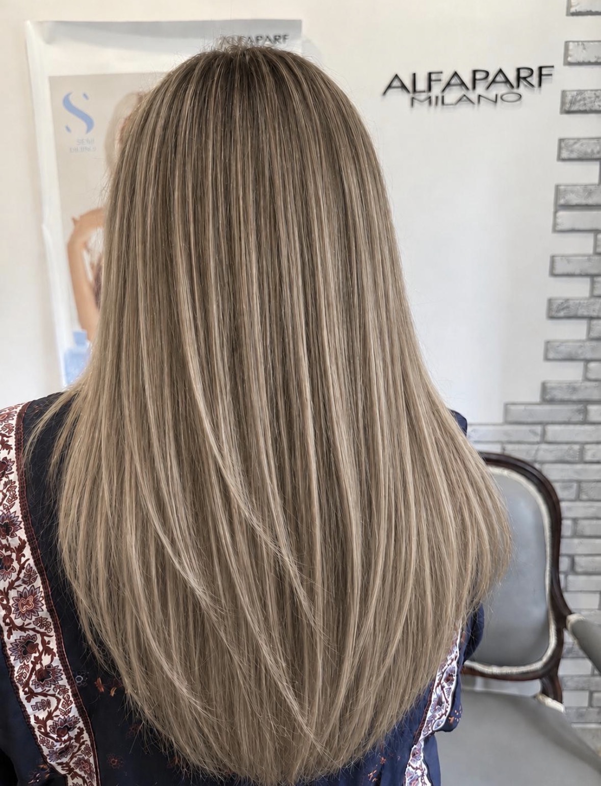 Biondo freddo con schiariture su capelli lisci lunghi