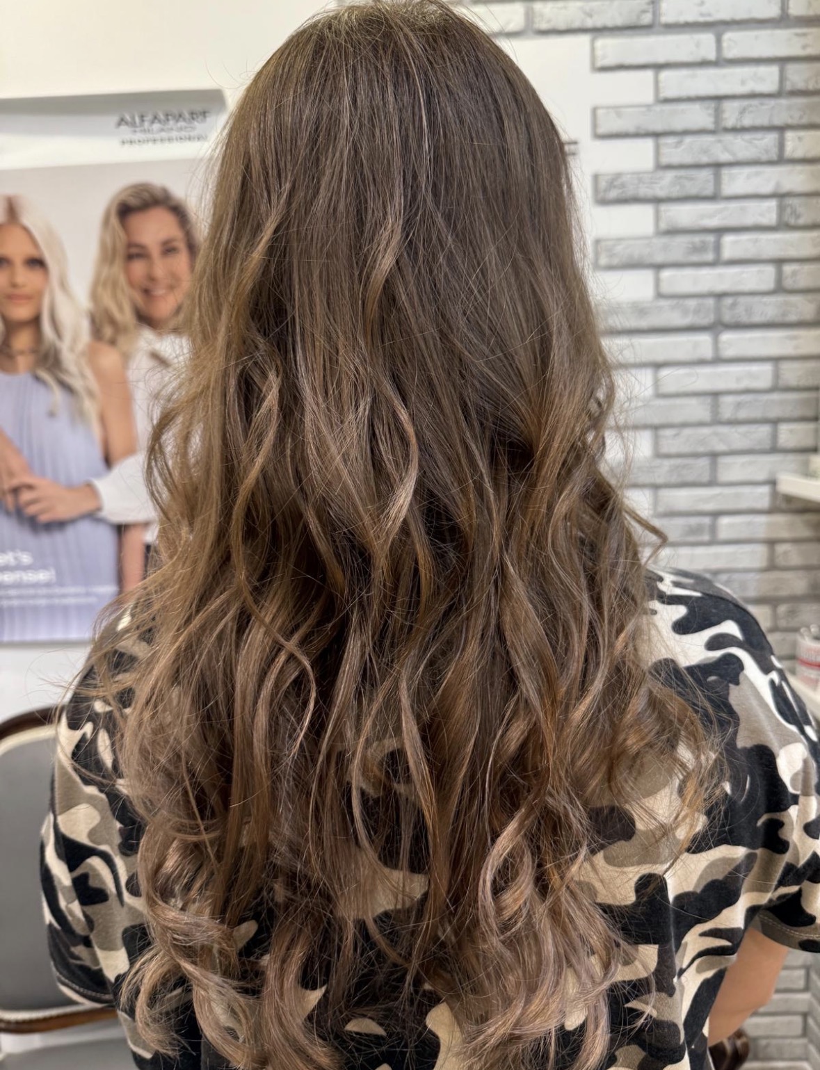 Piega mossa su capelli lunghi castani con riflessi