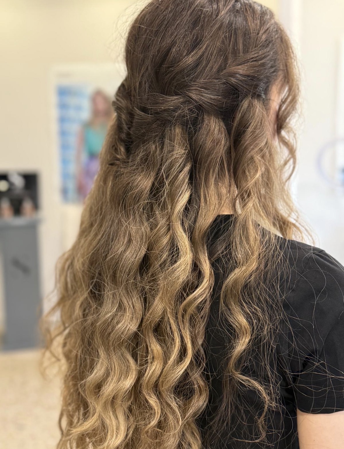 Acconciatura semiraccolta con onde su capelli castani