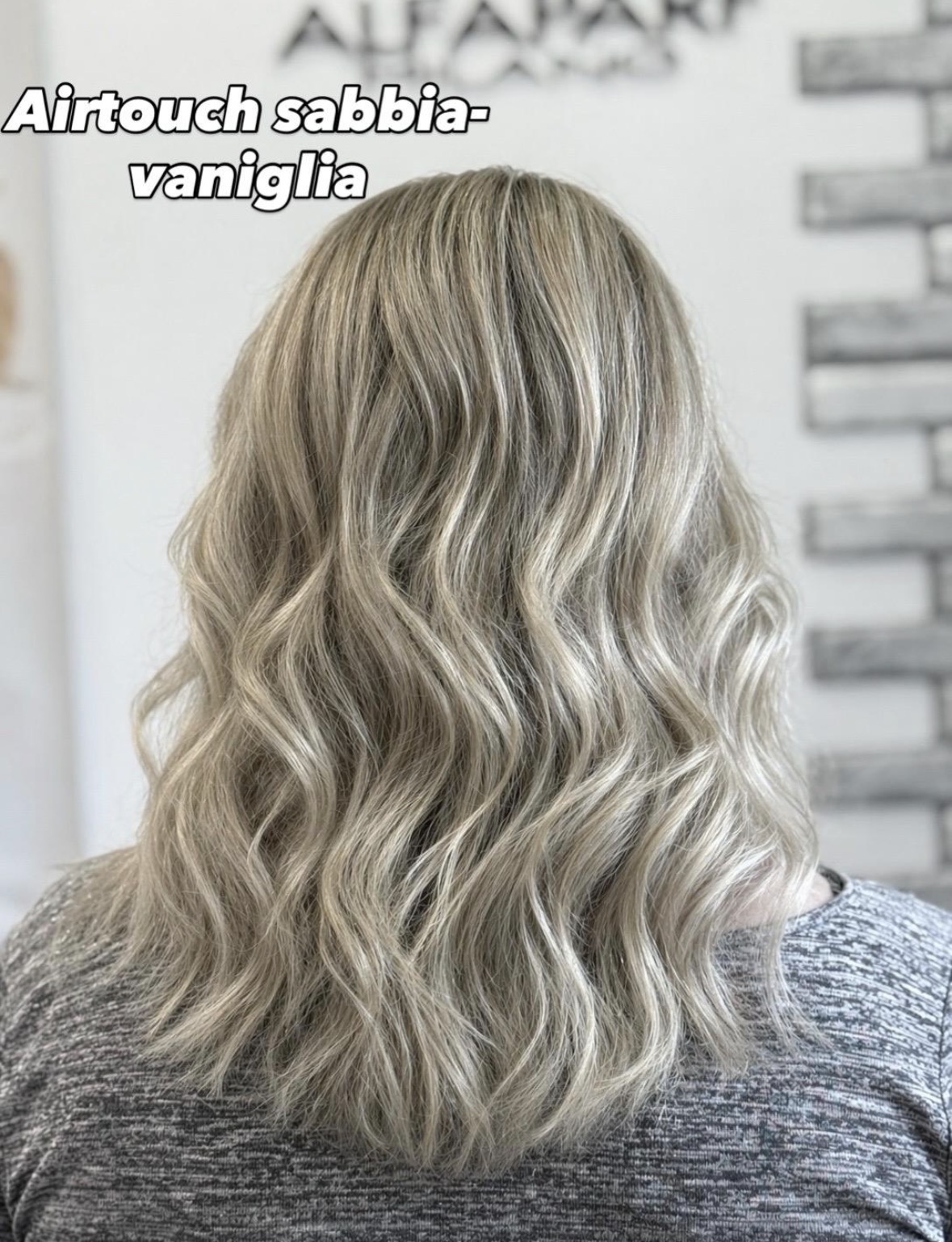 Airtouch sabbia-vaniglia su capelli mossi